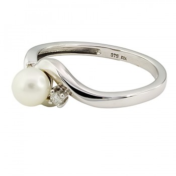 9ct white gold pearl/diamond Ring size O